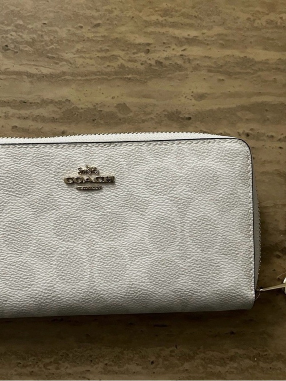Coach White Leather Zip-Around Wristlet Wallet with Gold Logo mint condition 💕 - Picture 4 of 6